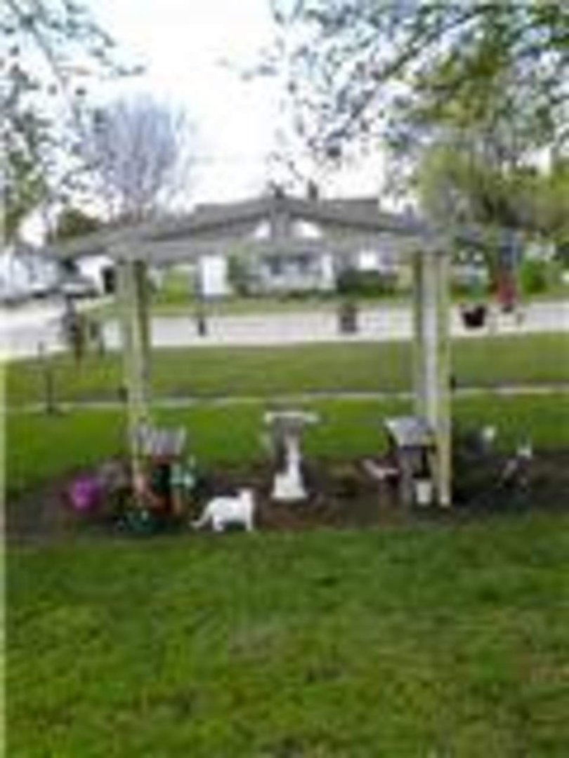 Sharon Simmons' album, front yard