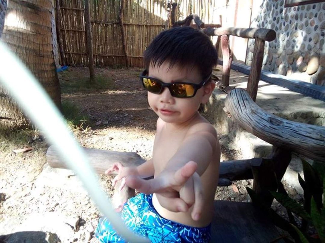 Hec Encarnacion's album, Mobile Uploads