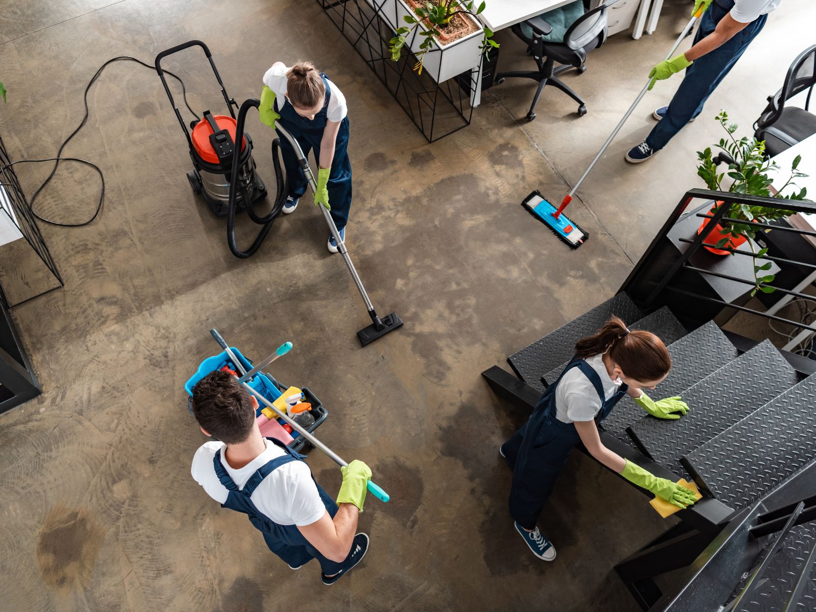 How do cleaners handle customer feedback