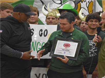 The Arizona Cardinals presented Football Coach Sam Jacobs with the Arizona Football Coach of the Week Award today along side his team.   This comes on the tail of the team's upset victory over Desert Mountain on November 4.   The Vikings defeated the Wolves 23-20 and are now ranked 9th in the state!   Congrats to Coach Sam Jacobs and to the varsity team! We are #SunnyslopeProud!