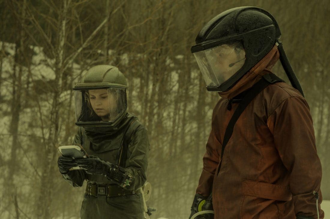 The 100 -- "Praimfaya" -- Image HU413b_0019 -- Pictured (L-R): Eliza Taylor as Clarke and Bob Morley as Bellamy -- Credit: Diyah Pera/The CW -- é 2017 The CW Network, LLC. All Rights Reserved The 100 -- "Praimfaya" -- Image HU413b_0019 -- Pictured (L-R): Eliza Taylor as Clarke and Bob Morley as Bellamy -- Credit: Diyah Pera/The CW -- é 2017 The CW Network, LLC. All Rights Reserved
