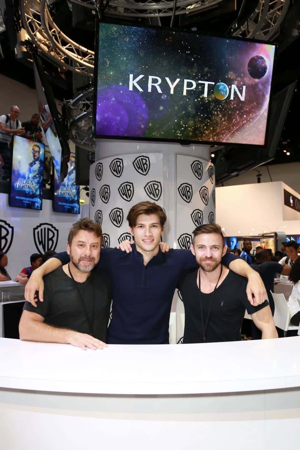 Executive producer Damian Kindler (left), KRYPTON star Cameron Cuffe, and executive producer Cameron Welsh (right) forge an alliance at the Warner Bros. booth at Comic-Con 2017 on Saturday, July 22. #WBSDCC (© 2017 WBEI. All Rights Reserved) Executive producer Damian Kindler (left), KRYPTON star Cameron Cuffe, and executive producer Cameron Welsh (right) forge an alliance at the Warner Bros. booth at Comic-Con 2017 on Saturday, July 22. #WBSDCC (© 2017 WBEI. All Rights Reserved)