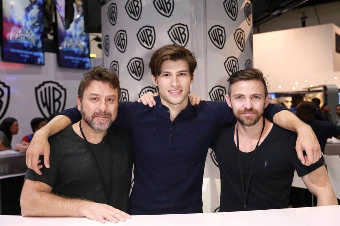 Executive producer Damian Kindler (left), KRYPTON star Cameron Cuffe, and executive producer Cameron Welsh (right) forge an alliance at the Warner Bros. booth at Comic-Con 2017 on Saturday, July 22. #WBSDCC (© 2017 WBEI. All Rights Reserved) Executive producer Damian Kindler (left), KRYPTON star Cameron Cuffe, and executive producer Cameron Welsh (right) forge an alliance at the Warner Bros. booth at Comic-Con 2017 on Saturday, July 22. #WBSDCC (© 2017 WBEI. All Rights Reserved)