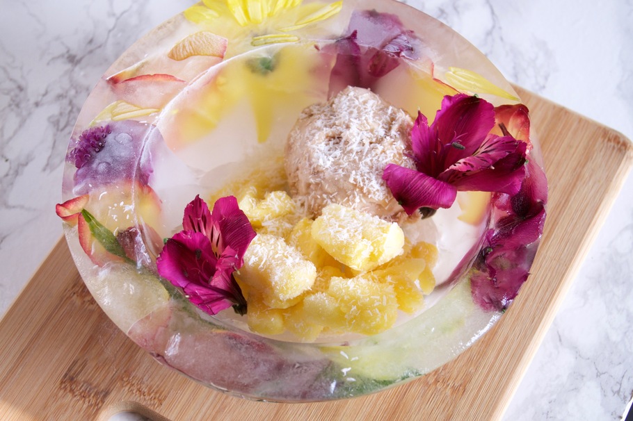 How to Make a Fancy Serving Ice Bowl With Flowers