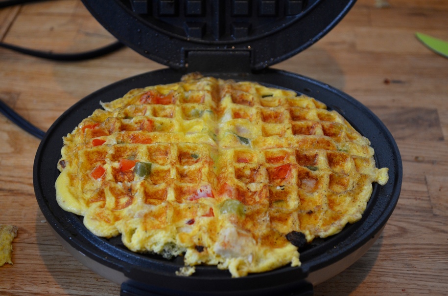 cheese, omelet, egg, vegetable, meat, scrambled, sauce, chicken