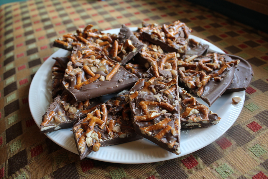 30Minute Chocolate and Pretzel Salted Caramel Bark Recipe