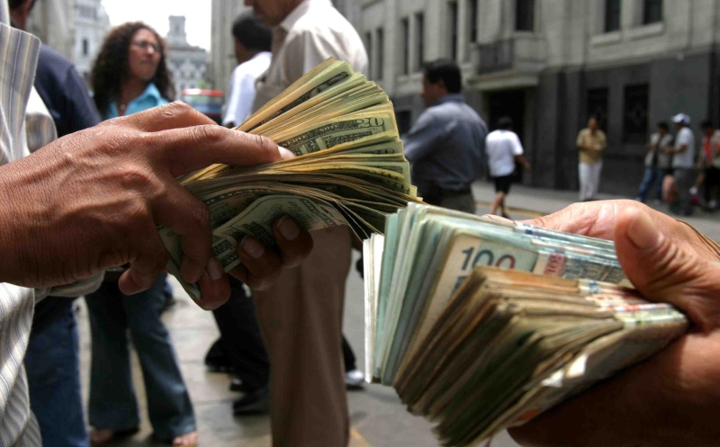 Tipo de cambio inició la semana en S/.3.295, máximo de un mes