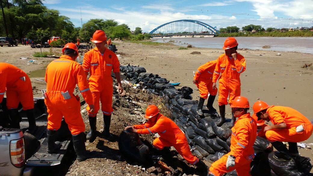 220889-el-nino-se-desborda-el-rio-piura-y-aguas-inundan-plaza-de-armas