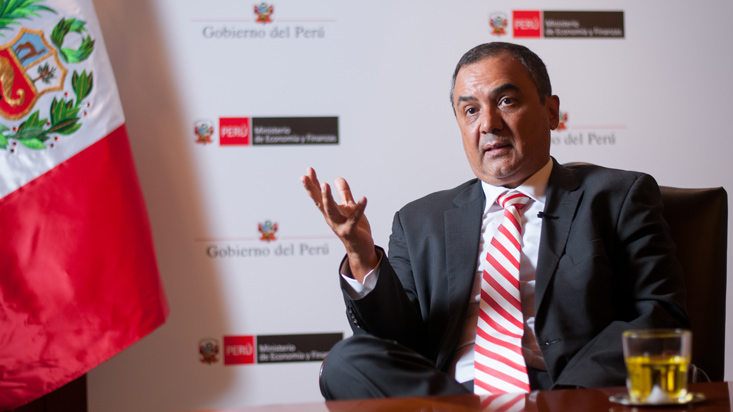 MEF: Se destinará S/820 millones al aumento gradual del sueldo de maestros