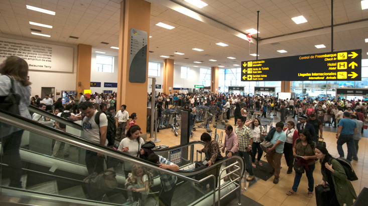 Indecopi multó a la aerolínea LAW con S/.12,450 por incumplir medida cautelar