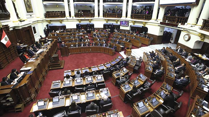 IEP: el 70% de peruanos apoya cierre del Congreso y el 84% desaprueba su gestión