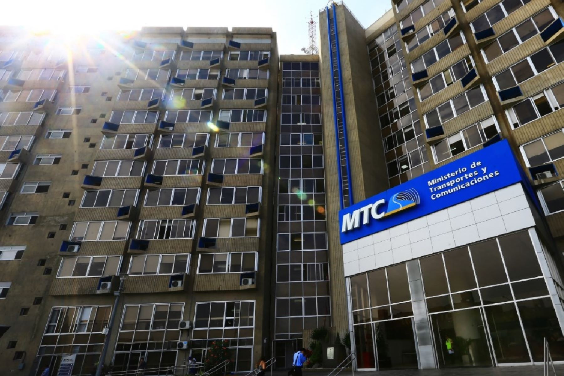 oficializan-renuncias-de-carlos-sotelo-y-violeta-alzamora