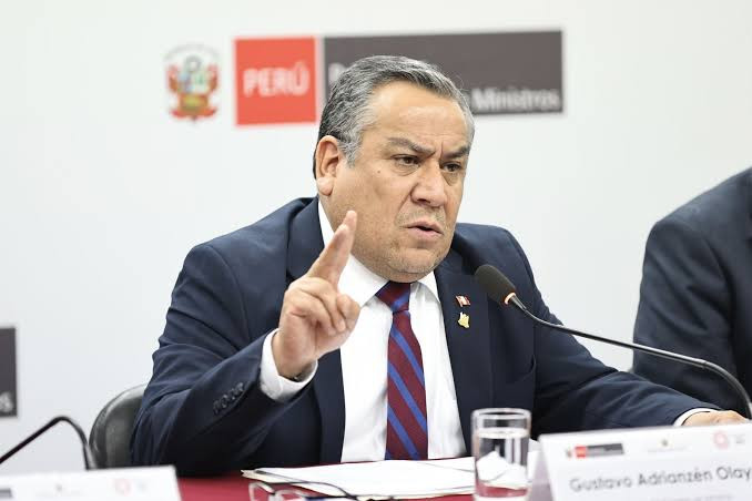 gustavo-adrianzen-respalda-a-juan-jose-santivanez-pese-a-cuestionamientos-y-pedidos-de-censura