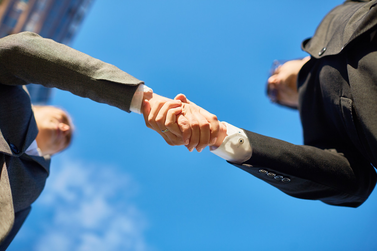 ey-el-56-de-los-ceo-realizaria-fusiones-y-adquisiciones-en-2025