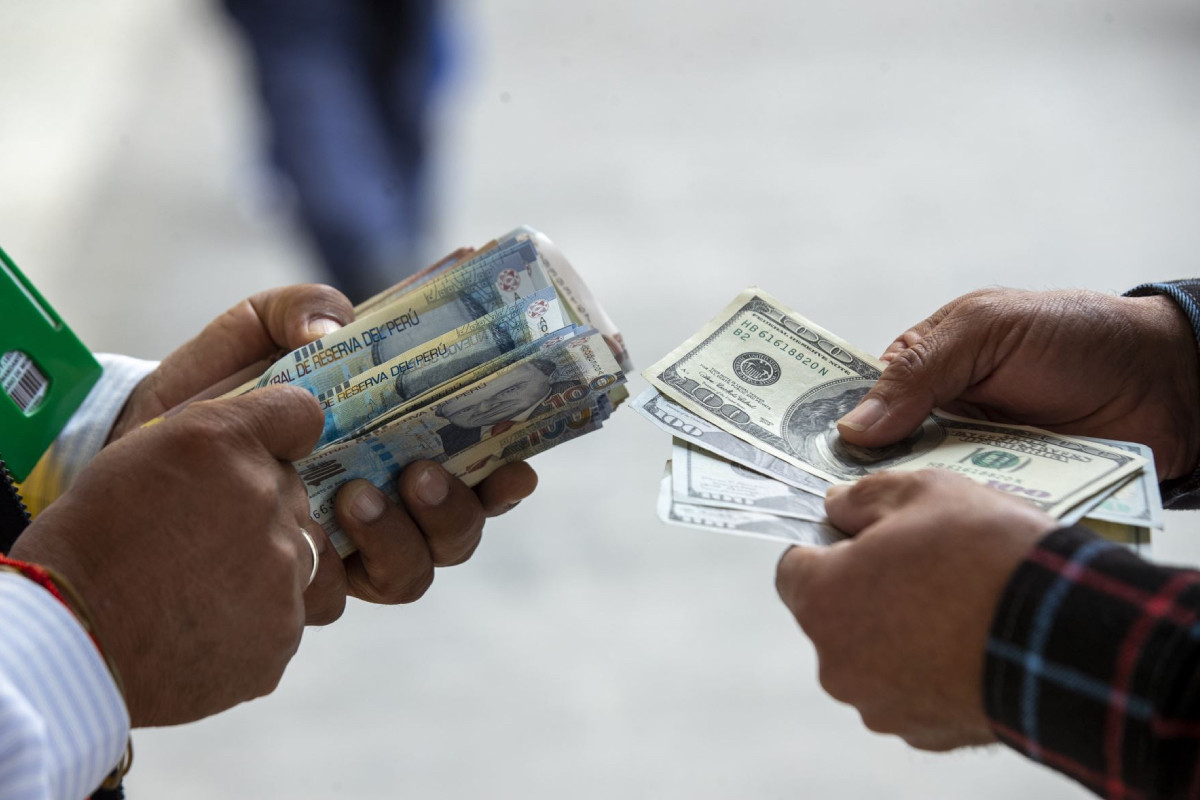 tipo-de-cambio-dolar-bajo-a-s3426-en-el-mercado-tras-el-cambio-de-gobierno