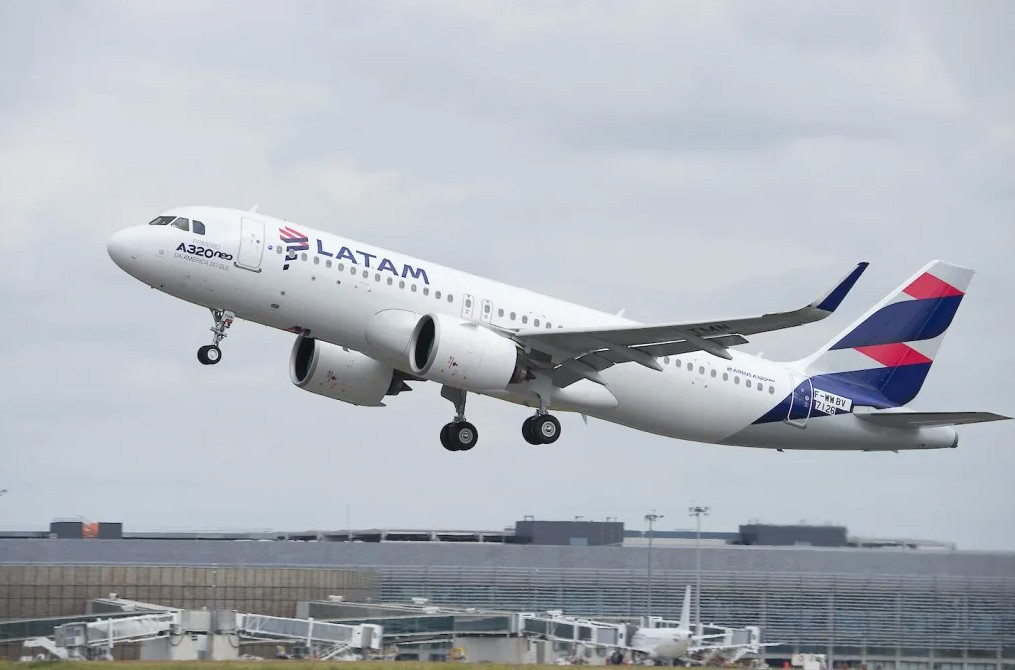 nueva-ruta-aerea-suspendida-latam-detuvo-operacion-limaorlando-por-aplicacion-de-la-tuua