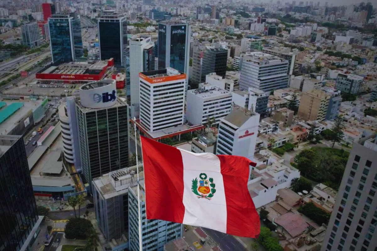 <p>Fitch mantuvo el grado de inversión del Perú, pero advirtió que la política sigue marcando el techo</p>