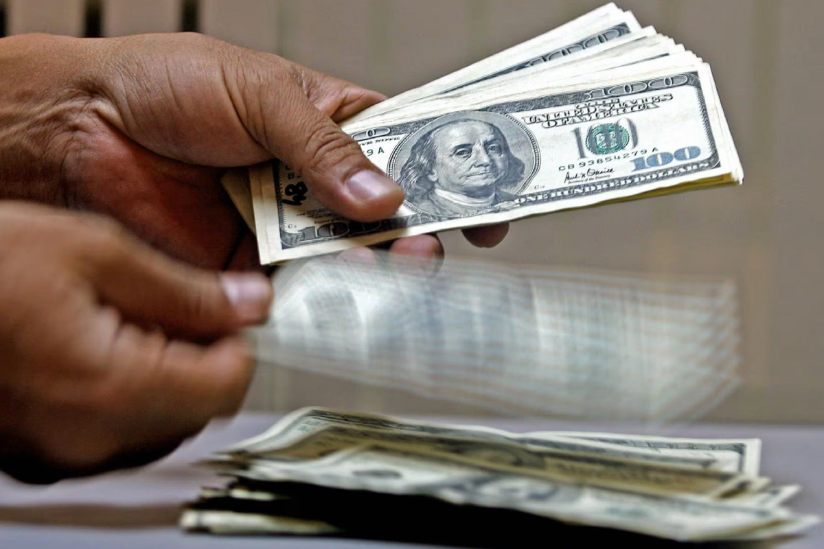 <p>Tipo de cambio: el dólar retrocedió 2.99% en octubre y acumuló su tercer mes consecutivo a la baja</p>