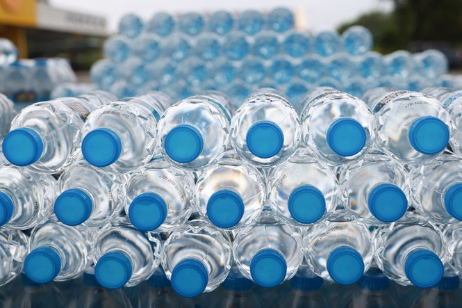 <p>Agua para el verano: el primer trimestre del 2026 traerá el desarrollo de aguas saborizadas y funcionales</p>