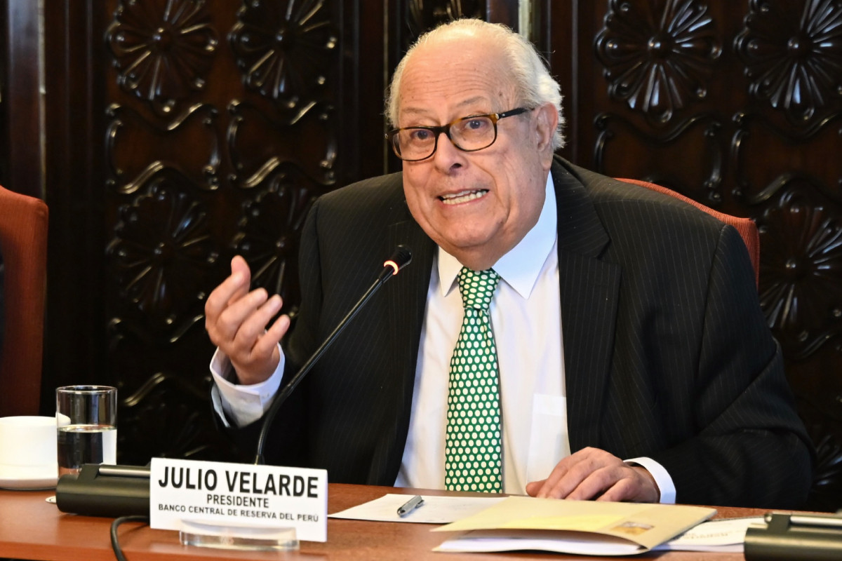 <p>Julio Velarde advierte que usar reservas internacionales puede debilitar el respaldo financiero del país</p>