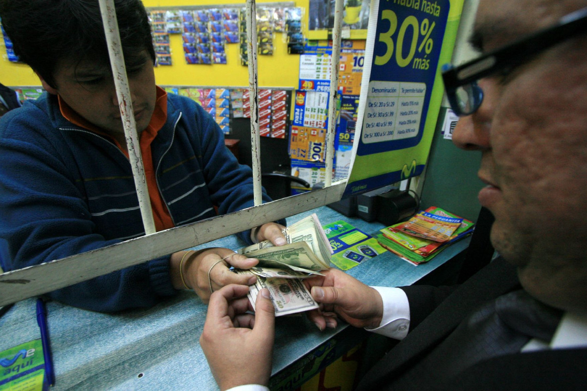 Tipo de cambio: dólar cierra febrero con caída de 0.47% en mes marcado por la crisis política