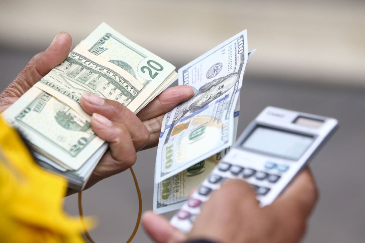 <p>Dólar alcanzó su nivel más alto desde mayo de 2020, impulsado por escalada bélica en Medio Oriente</p>