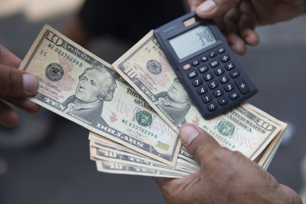 <p>Dólar acumuló un alza semanal de 3.79% y cerró a S/3.48 por el conflicto en Medio Oriente</p>