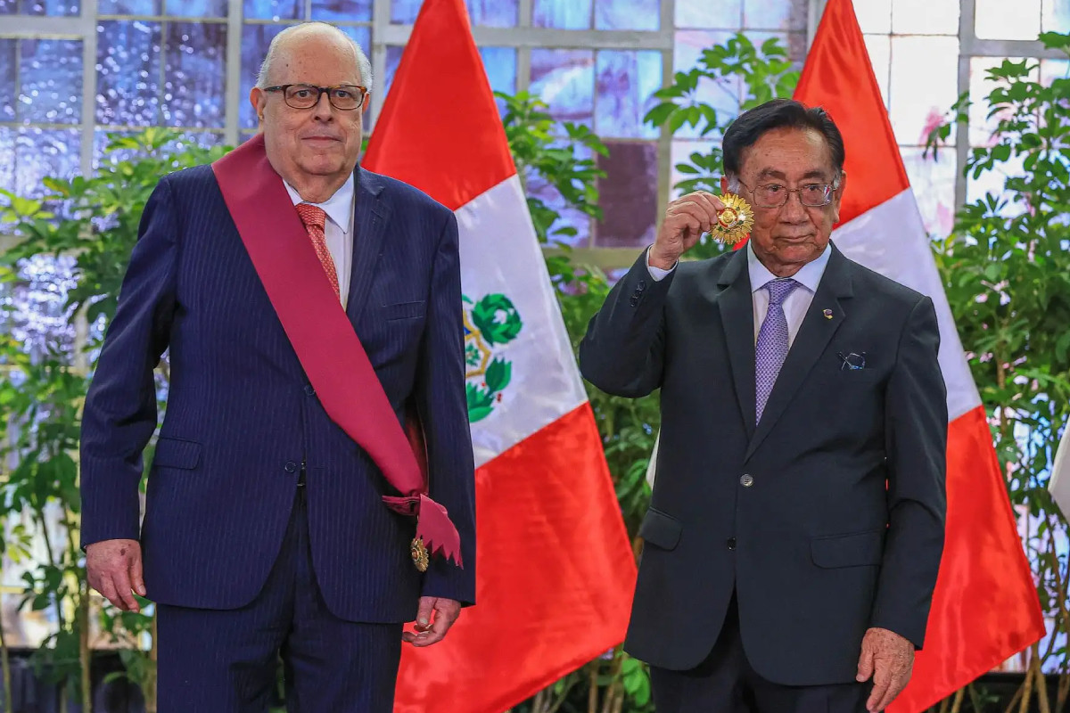 <p>Julio Velarde: Presidencia condecoró al economista con la Orden El Sol del Perú</p>