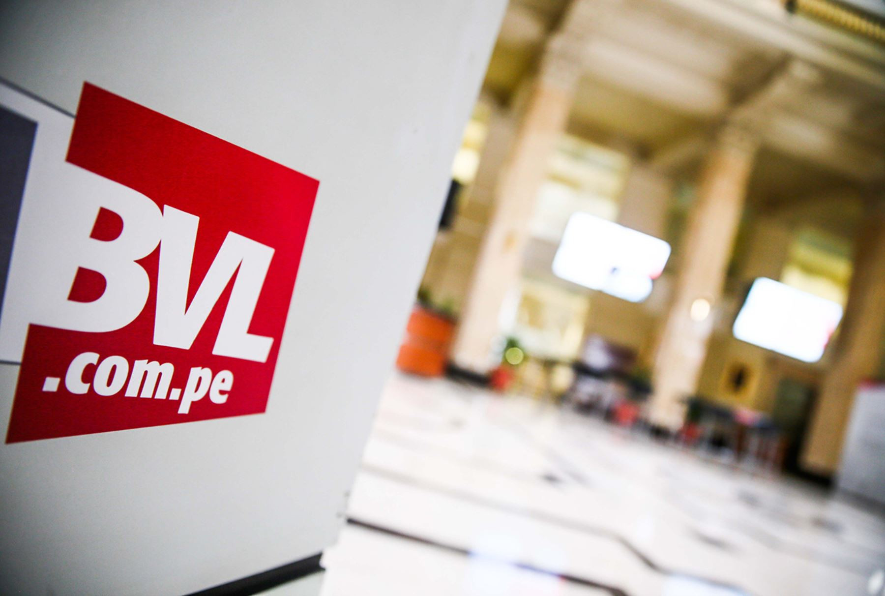 <p>Guerra en Medio Oriente frena los upsides de la BVL: las SAB con cautela sobre sus precios objetivo</p>