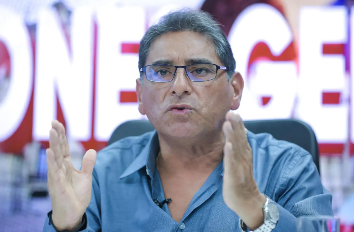 <p>Debate presidencial: Carlos Álvarez propuso eliminar exoneraciones a universidades para incrementar el alcance de Beca 18</p>