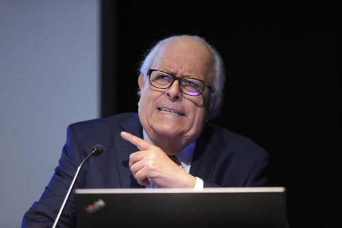 <p>Julio Velarde: la caída de la inversión y el déficit de talento en el Estado frenan el desarrollo económico</p>