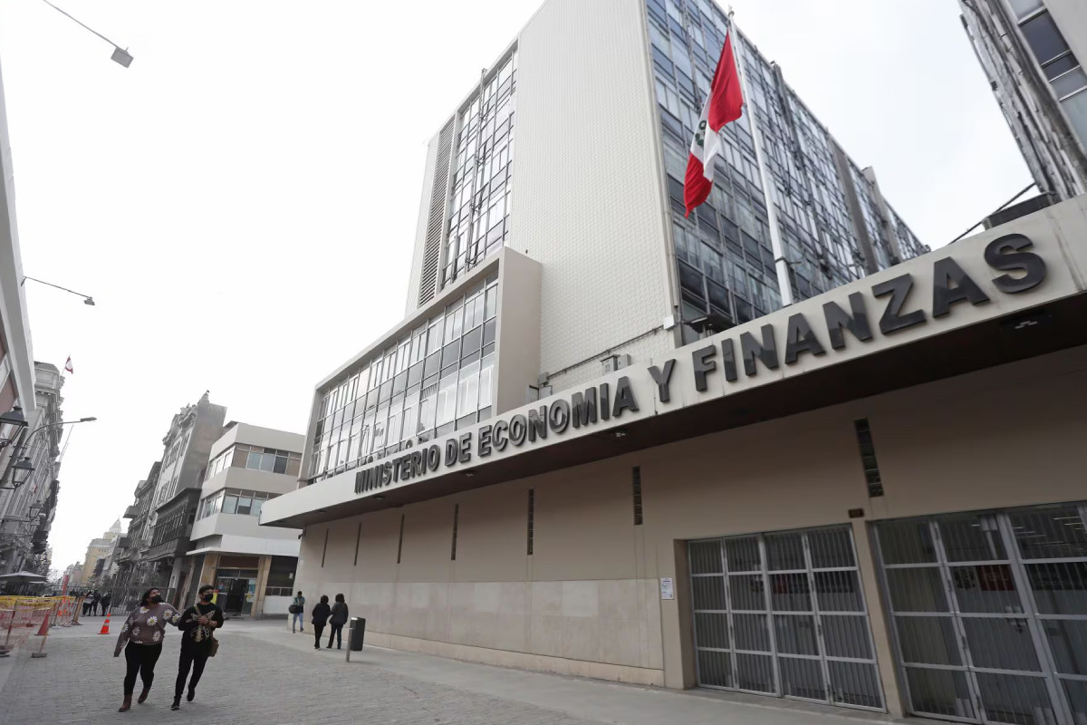 <p>MEF mantiene meta de crecimiento en 3.2% para 2026 y proyecta déficit fiscal dentro de la meta prevista</p>