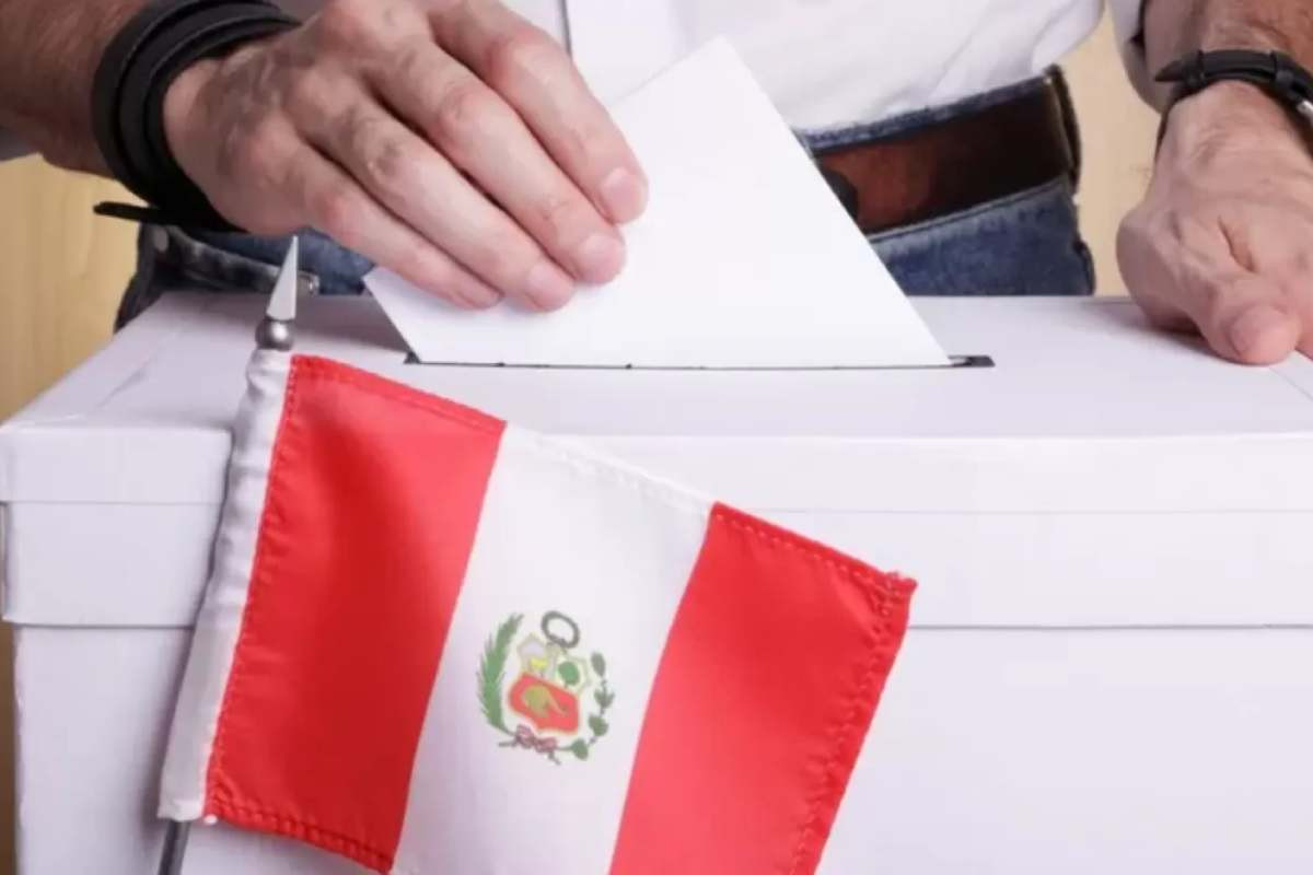 <p>Elecciones 2026: Fitch Ratings ve riesgo de postergación de decisiones de inversión por incertidumbre política</p>