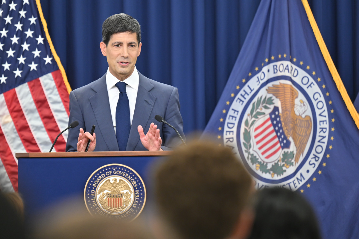 <p>Con Kevin Warsh al mando, la Fed deja las tasas sin cambios y abre la puerta a un alza este año</p>