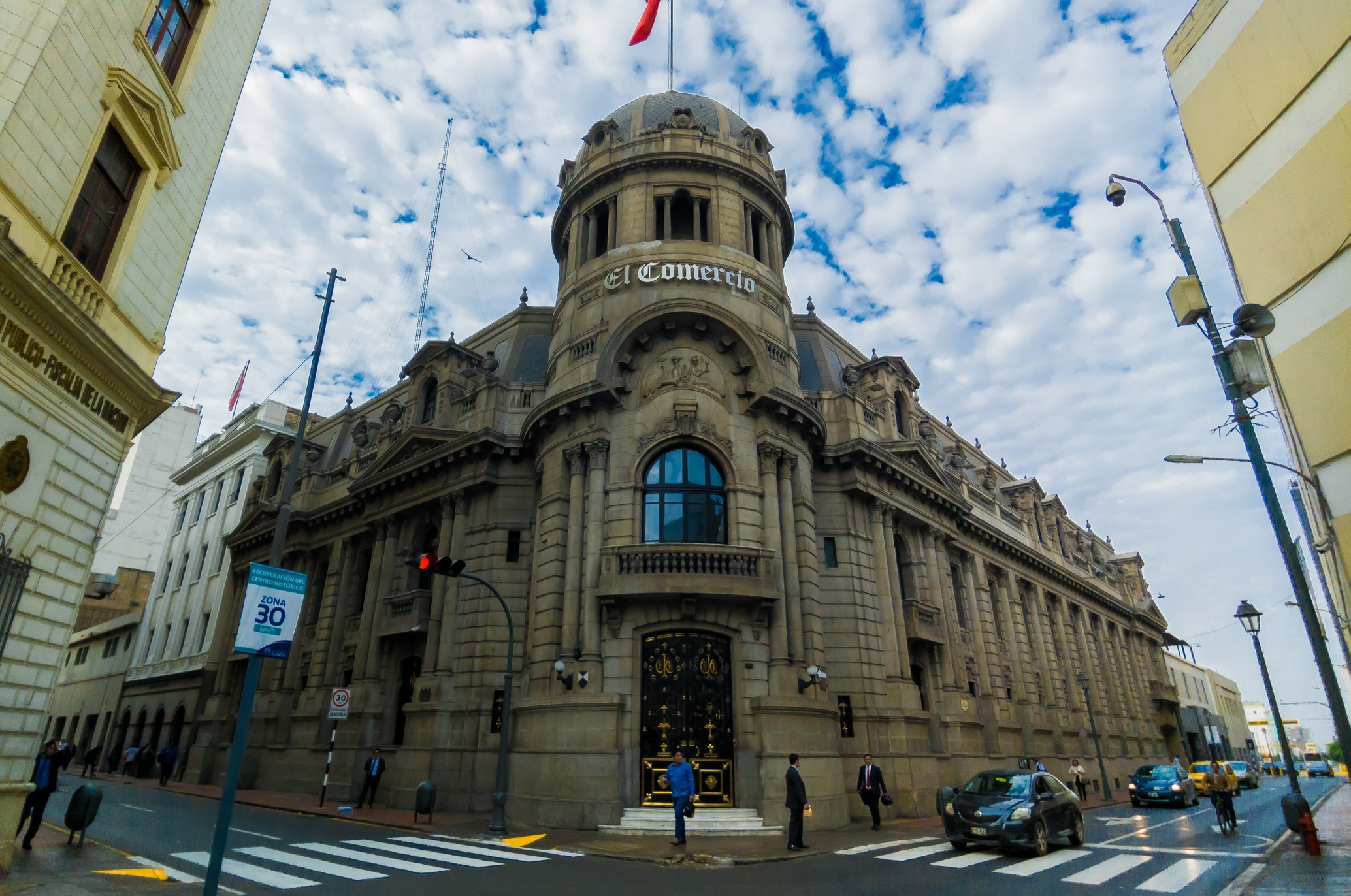 <p>Venta de El Comercio: los últimos detalles financieros y regulatorios por cerrar, que involucran a tres bancos, Indecopi y el MTC</p>