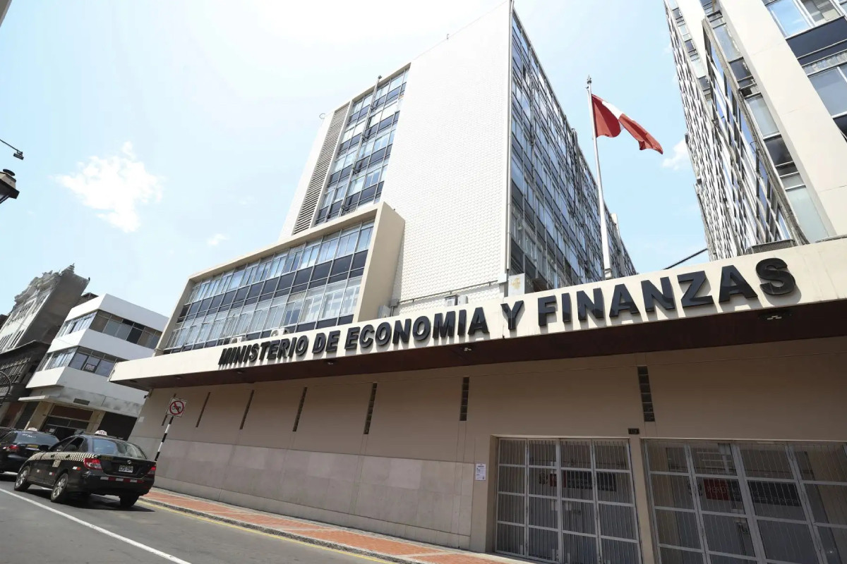 <p>MEF: ministro Elmer Cuba renueva su equipo con nuevos viceministros de Economía y Hacienda</p>