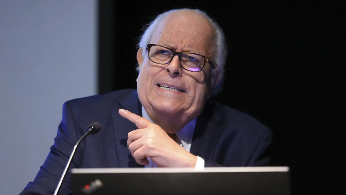 <p>Julio Velarde: “No descartamos un aumento [de tasas] en los próximos meses”</p>
