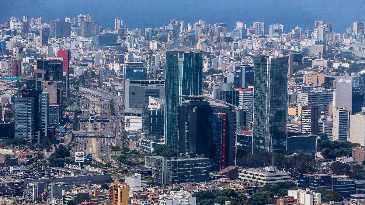 <p>Fitch ratifica la calificación de Perú en ‘BBB’, pero alerta sobre riesgos fiscales y políticos</p>