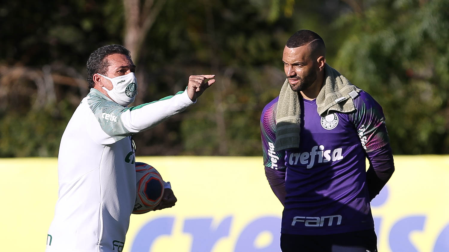Com bate-papo com elenco, Luxa comanda mais um treino tático na Academia visando Dérbi
