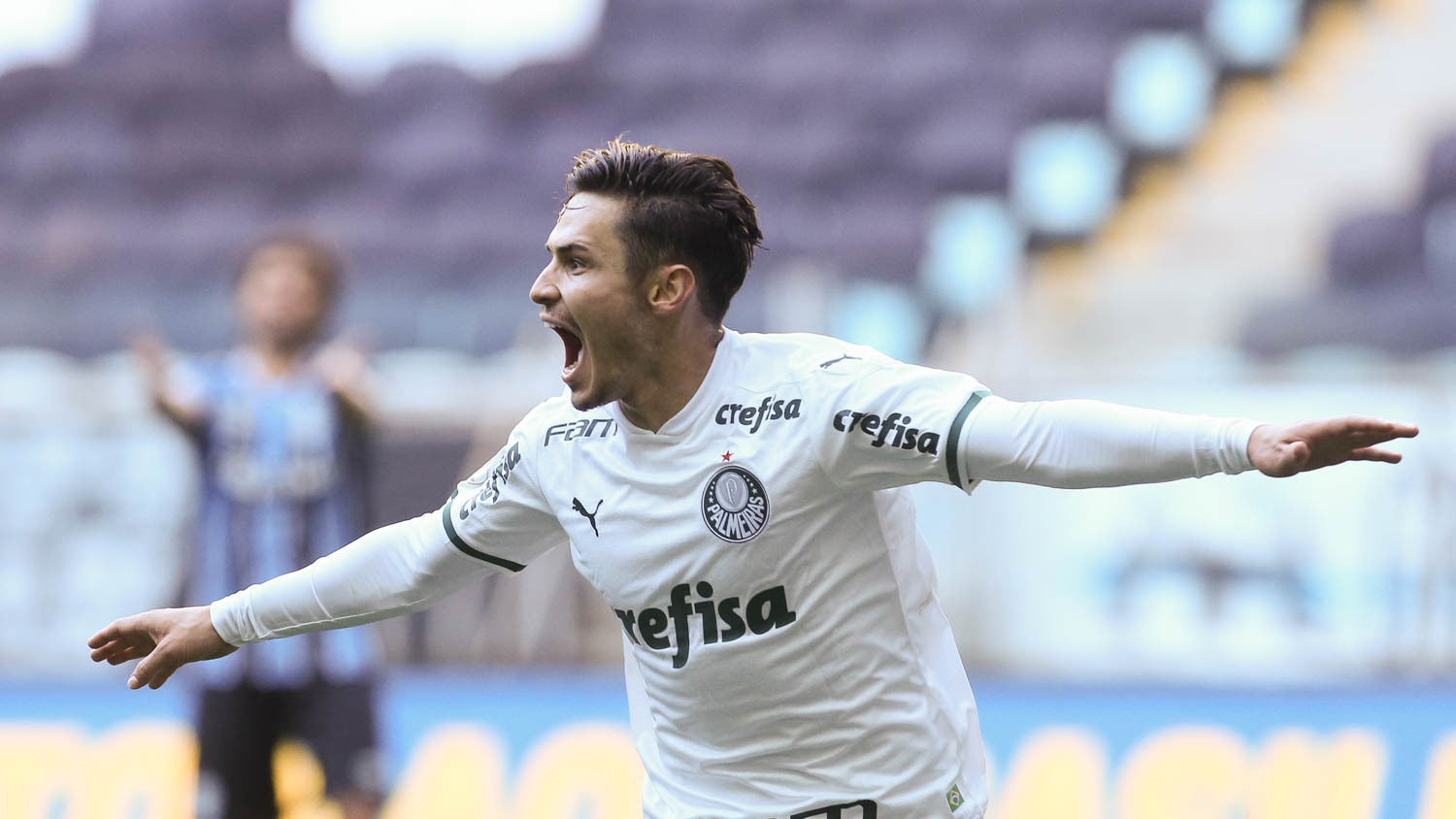 Raphael Veiga marca e mantém protagonismo fora de casa