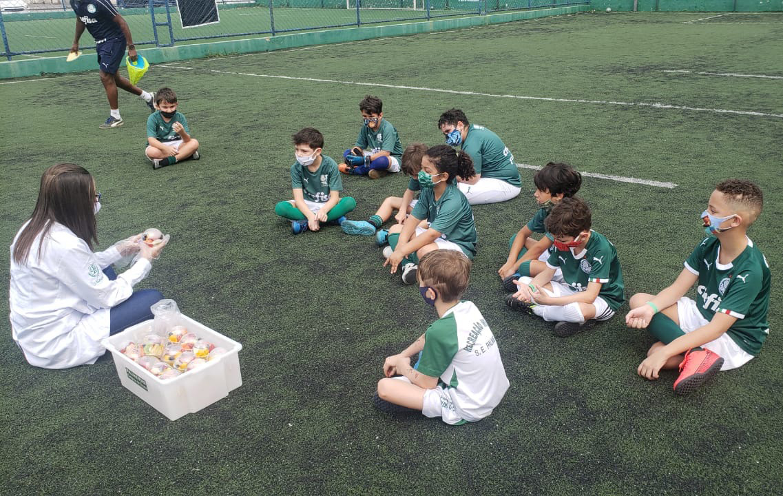 Escolinha do Palmeiras promove ação para conscientização sobre alimentação saudável
