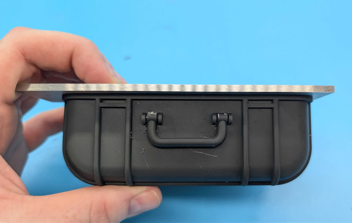Case with no warpage