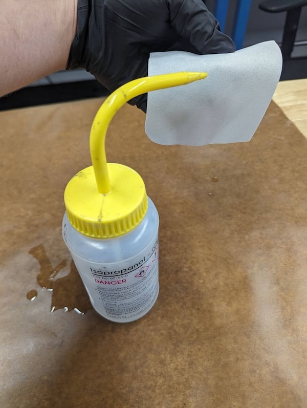 用異丙醇浸濕濕紙巾