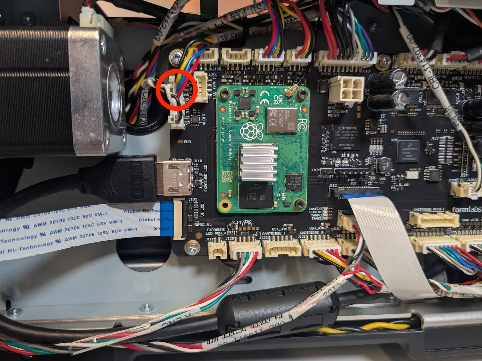 斷開背光單元風扇連接線