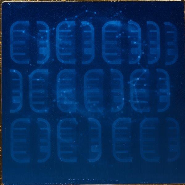 탄성 층에 중간 정도의 흐림 효과가있는 Formlabs 표준 수지 탱크.