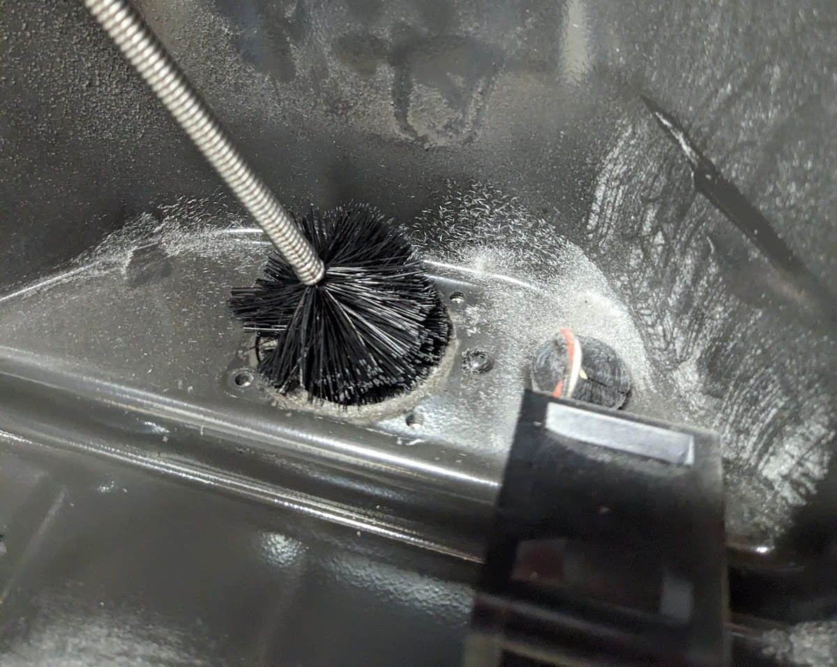 Cleaning the exhaust tube on a Fuse 1