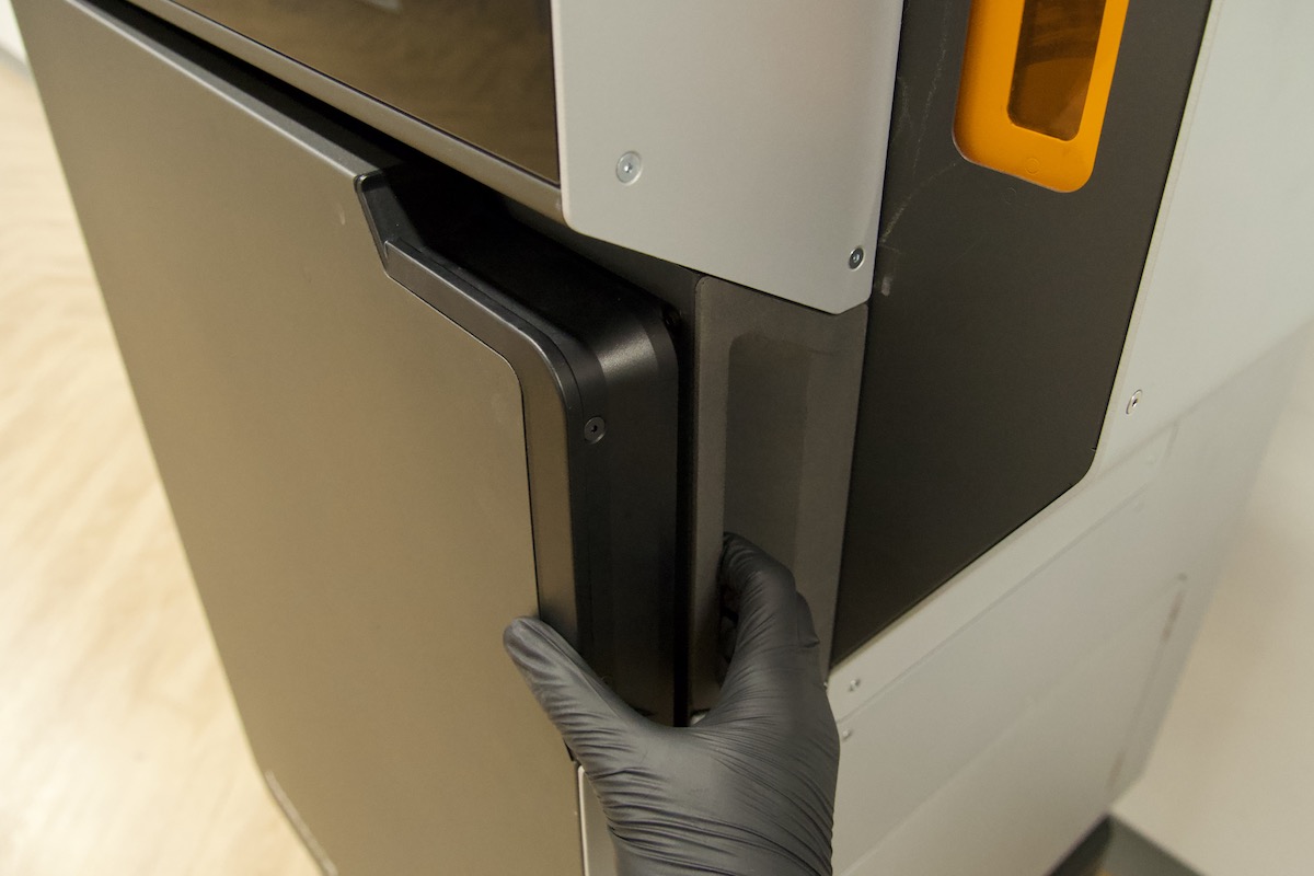 Closing the Fuse 1's print enclosure door