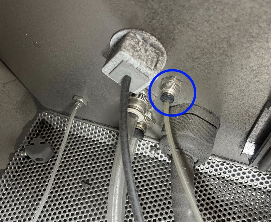 Injection nozzle tube connected to the port