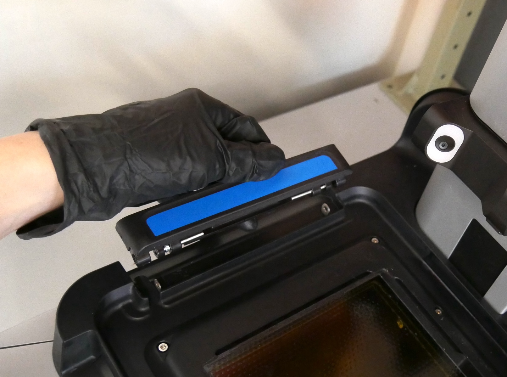 Replacing the Form 4 resin tank latch