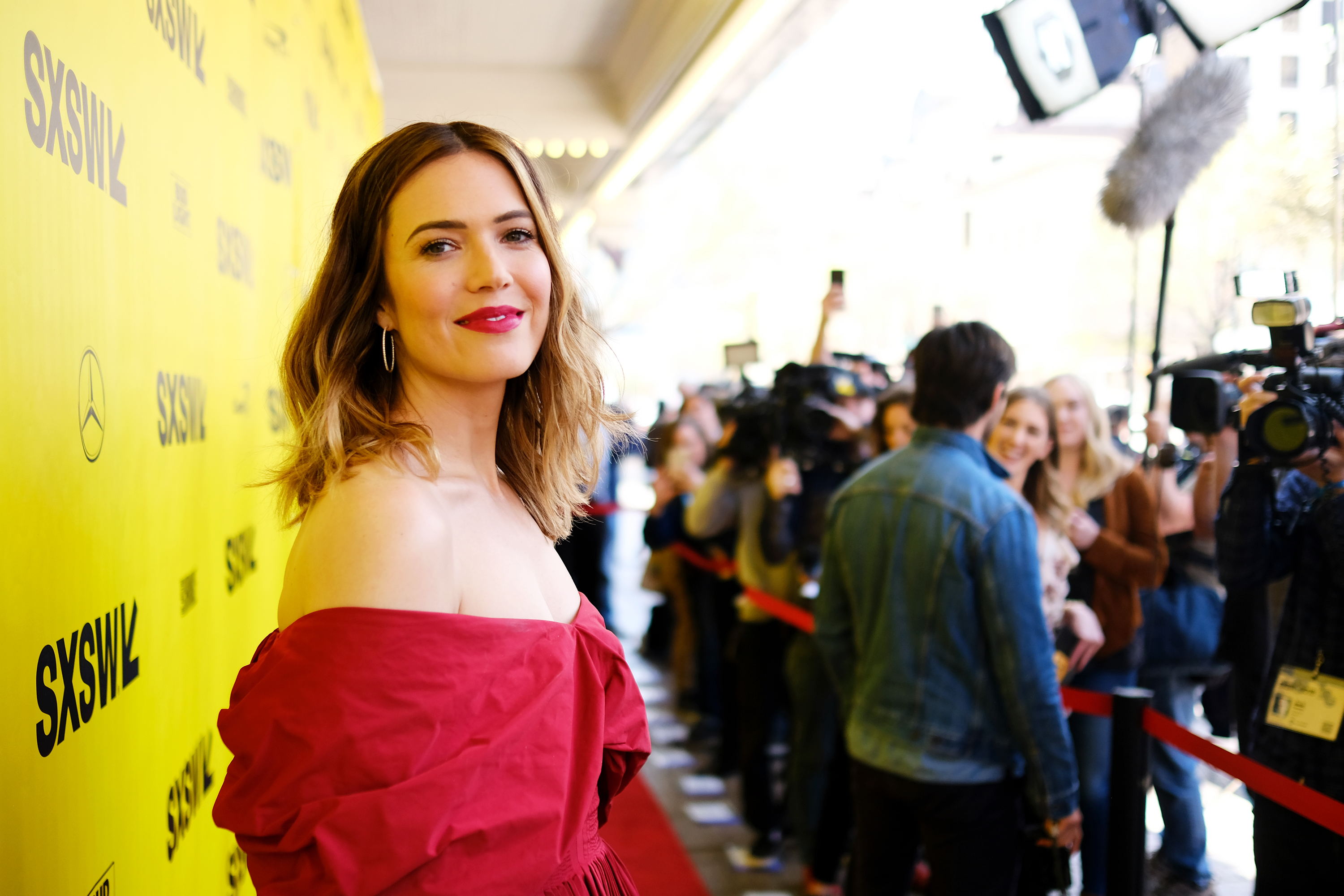 Listen Mandy Moore Finds The Silver Lining In Silver Landings Datebook